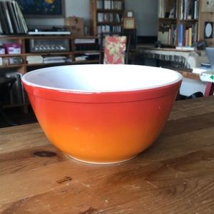 Orange Pyrex 402 1 1/2 qt. bowl